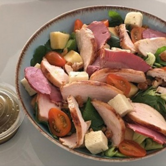 Salade de poulet et viande fumée